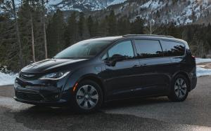 Chrysler Pacifica Hybrid 2016 года